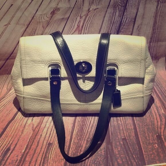 Coach Handbags - Coach Purse 